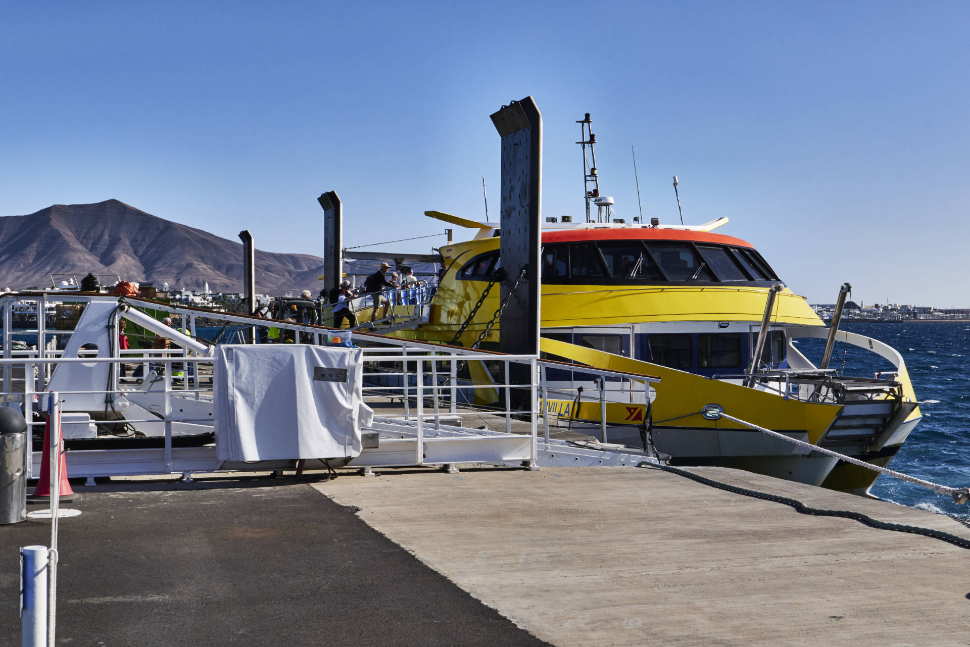 Embarking des Buganvilla Express im Hafen Playa Blanca auf Lanzarote.