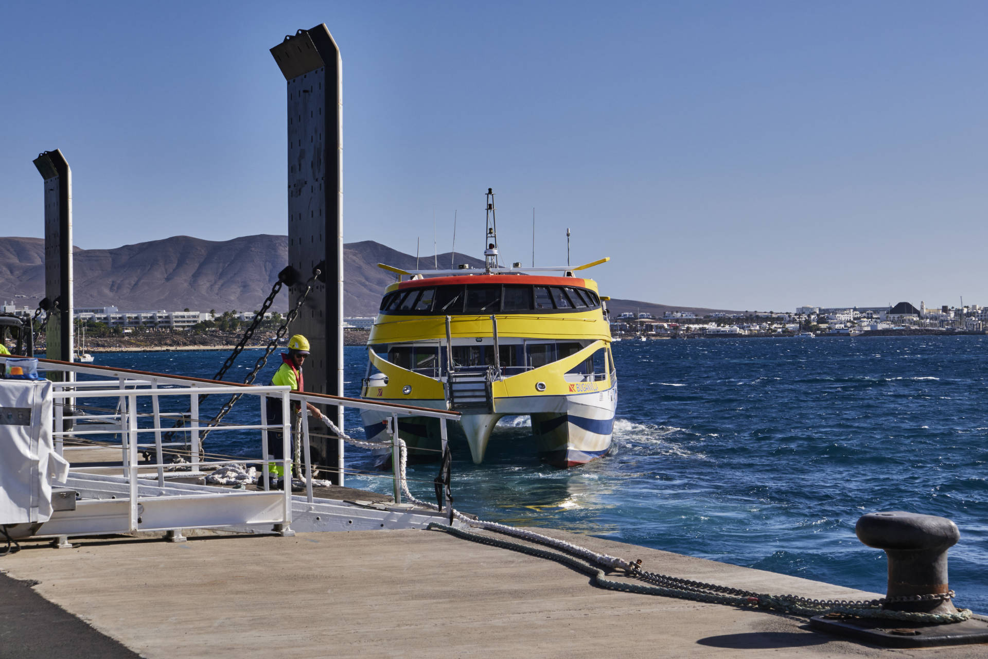 Der Buganvilla Express läuft aus dem Hafen Playa Blanca auf Lanzarote mit Ziel Corralejo Fuerteventura aus.
