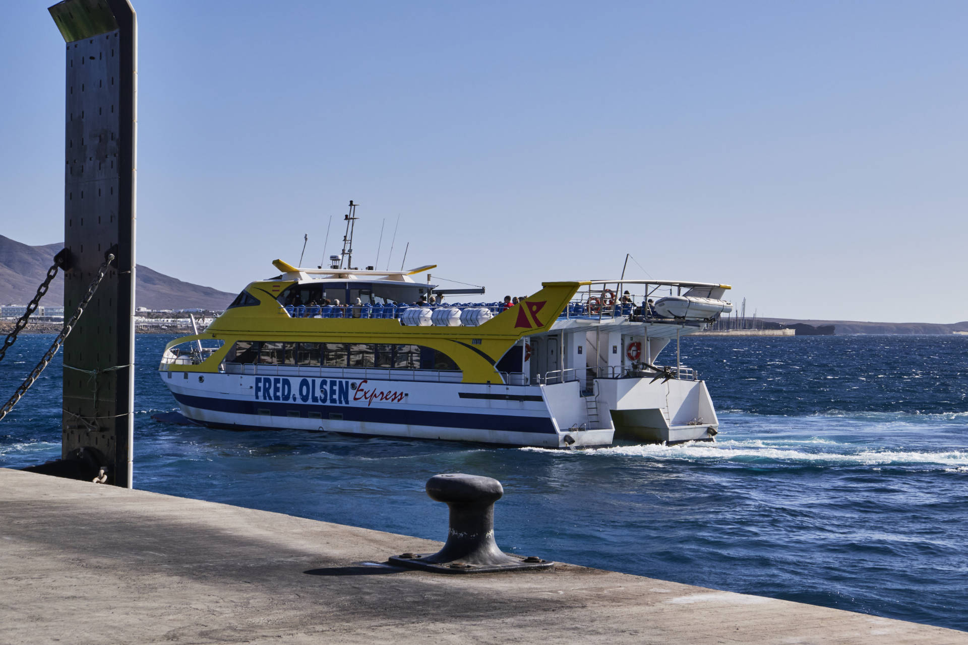 Der Buganvilla Express läuft aus dem Hafen Playa Blanca auf Lanzarote mit Ziel Corralejo Fuerteventura aus.