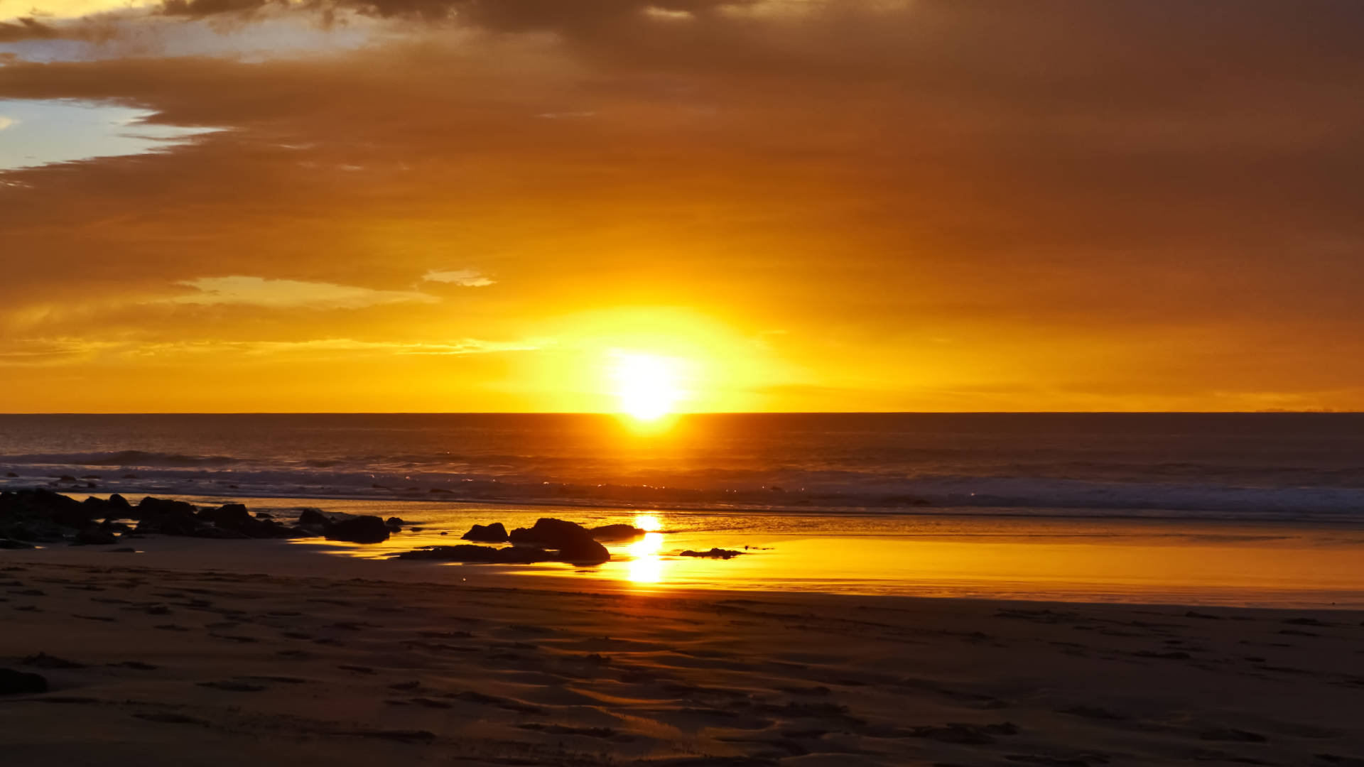 Sunset Walk am Playa del Castillo aka Piedra Playa El Cotillo Fuerteventura.