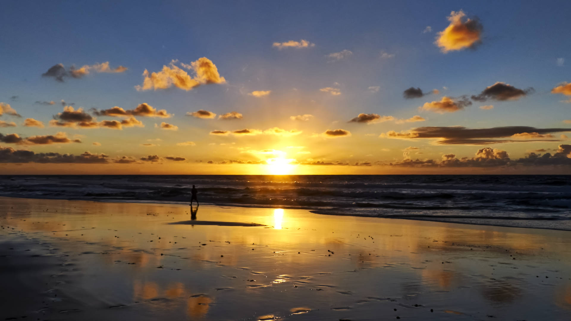 Sunset Walk am Playa del Castillo aka Piedra Playa El Cotillo Fuerteventura.