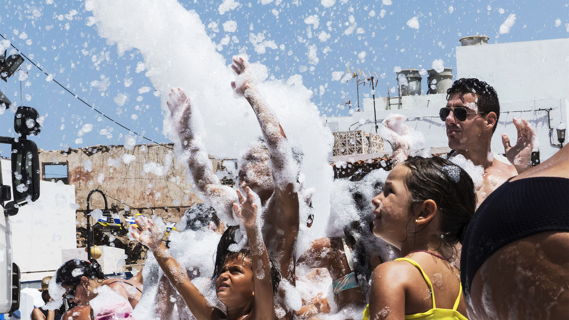 Semana Santa El Cotillo Fuerteventura – Schaumparty auf der Muellito de los Pescadores.