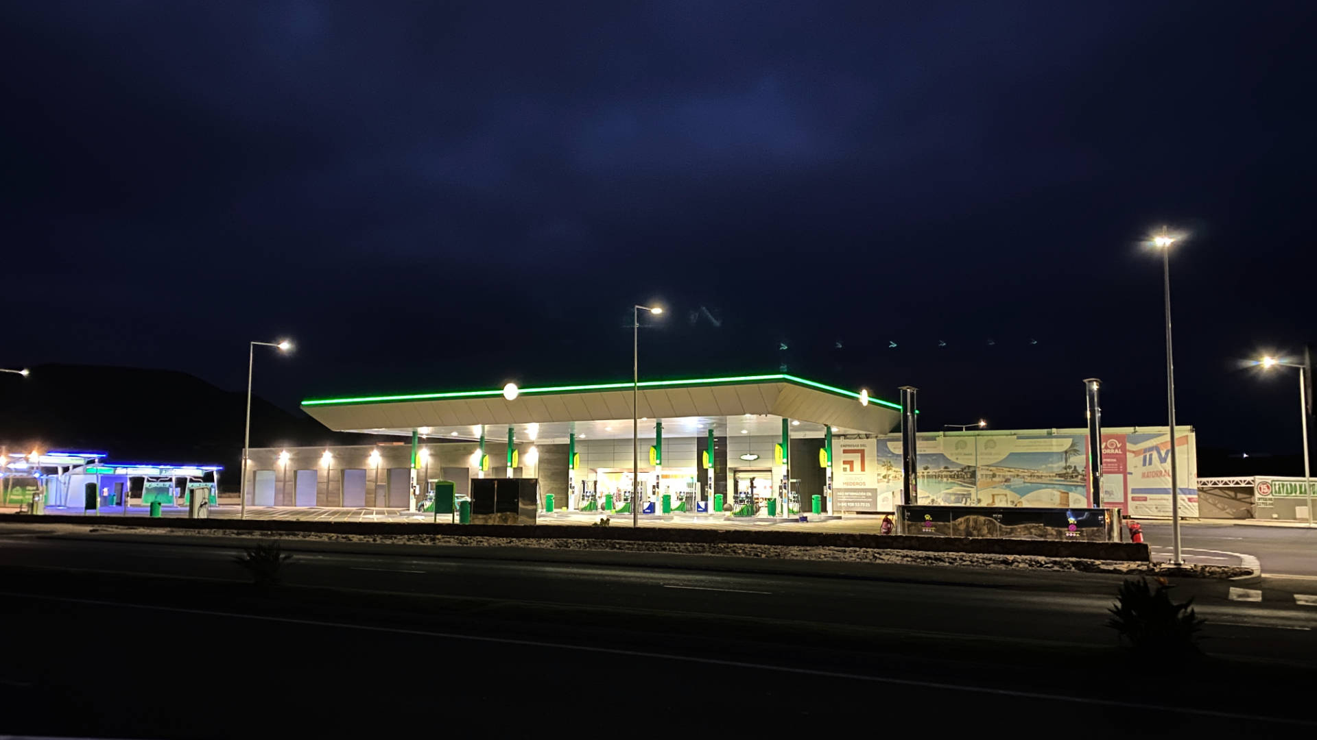 BP Tankstelle Corralejo Fuerteventura mit AdBlue Zapfsäulen.